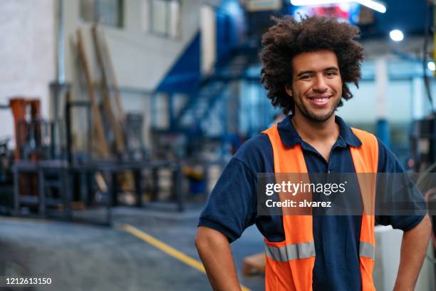 retrato de joven trabajador de almacén feliz - típico de la clase trabajadora fotografías e imágenes de stock