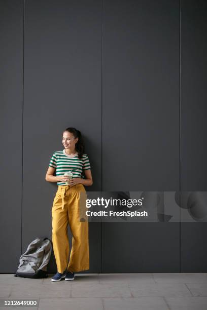 portret van een student van de universiteit van het meisje - period cup stockfoto's en -beelden