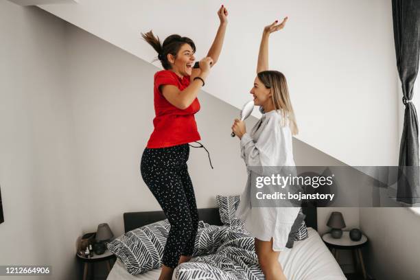 siempre nos divertimos juntos - chica bailando en pijama fotografías e imágenes de stock