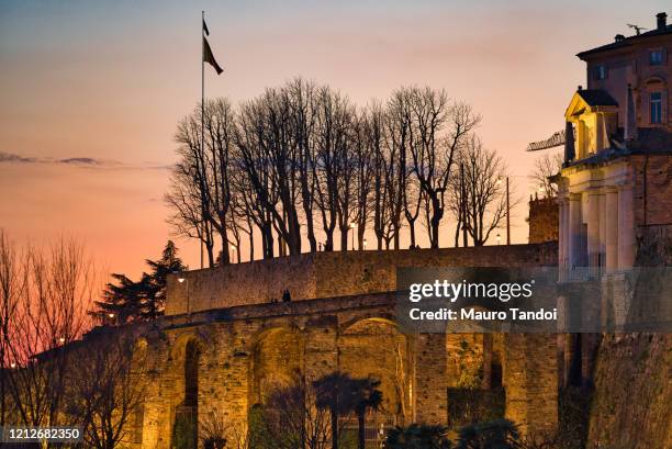 saint james door "porta san giacomo" at dusk, city of bergamo, italy - mauro tandoi foto e immagini stock