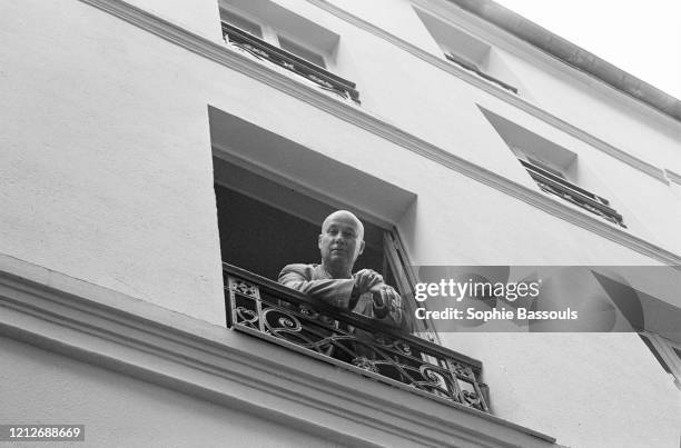 écrivain français Gabriel Matzneff à la fenêtre de son appartement parisien