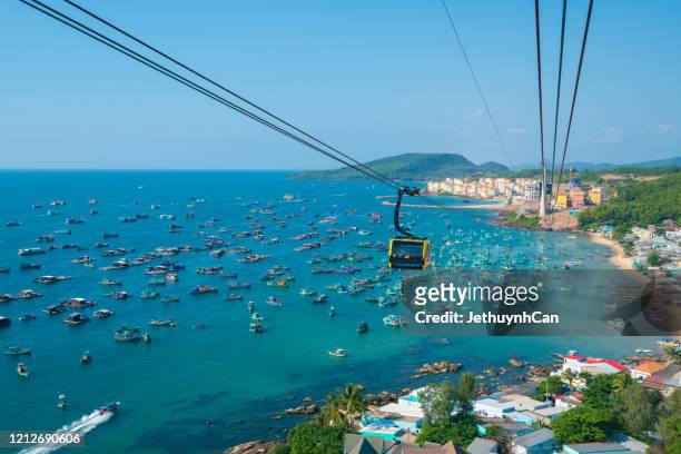 wide shot of cable car ropeway to hon thom - phu quoc island - insel phu quoc stock-fotos und bilder