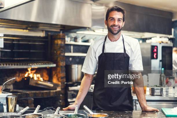 zekere mannelijke chef-kok in commerciële keuken - apron stockfoto's en -beelden