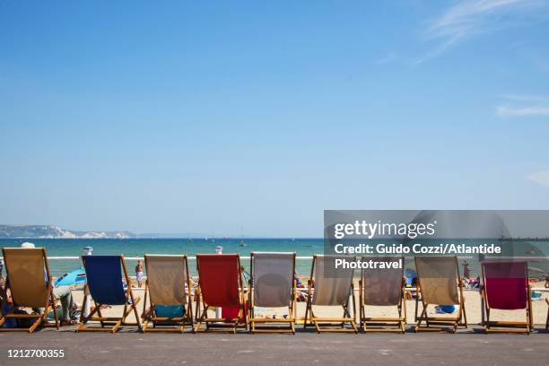 weymouth, deck chairs facing the sea - weymouth dorset foto e immagini stock