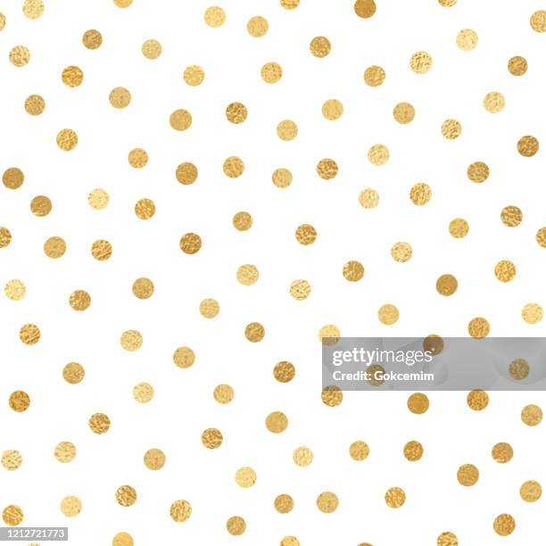 ilustraciones, imágenes clip art, dibujos animados e iconos de stock de oro lámina confeti fondo de patrón sin costuras. tesela de patrón vectorial abstracto geométrico. repitiendo banner diseño textura dorada metálica para tarjetas, invitación a la fiesta, embalaje, diseño de superficie. - spotted