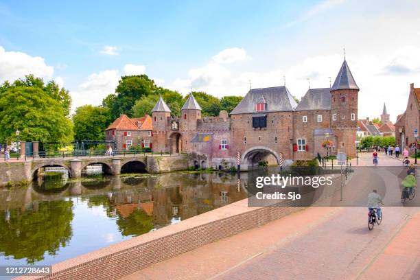 muralla medieval de koppelpoort y puerta sobre el río eem en amersfoort - amersfoort netherlands fotografías e imágenes de stock