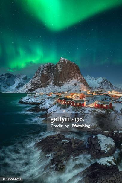 aurora boreale ad hamnoy (lofoten) - aurora borealis lofoten stock-fotos und bilder