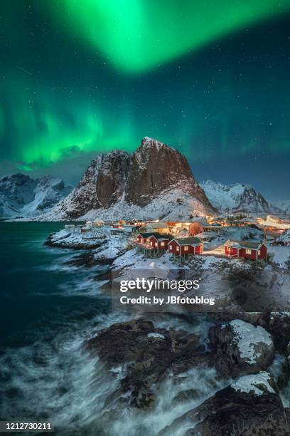 aurora boreale ad hamnoy (lofoten) - lofoten en vesterålen stockfoto's en -beelden