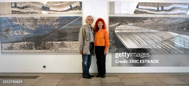 Les artistes Christo et Jeanne-Claude posent devant une image représentant la future oeuvre "Over the River", le 20 juillet 2007 à Saint-Paul de...