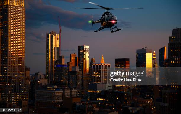 visite en hélicoptère au-dessus de manhattan la nuit - hélicoptère ville photos et images de collection