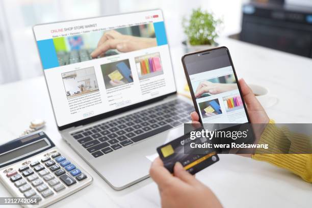 online shopping and credit card payment on digital e-commerce website gateway - red card fotografías e imágenes de stock