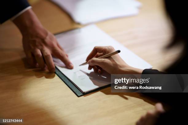 sign contract signature - gesto de mano fotografías e imágenes de stock