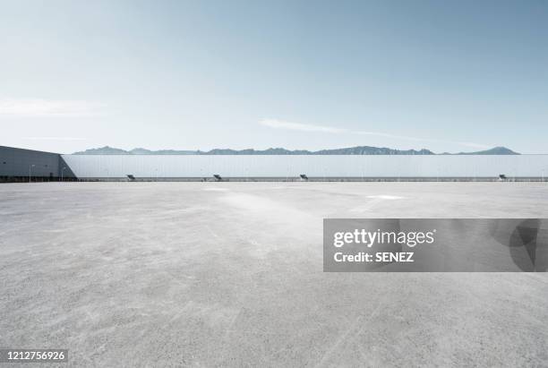 empty parking lot - zementboden stock-fotos und bilder