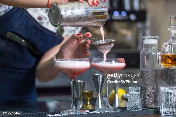 professioneller barkeeper macht einen cocktail. - bartender mixing drinks stock-fotos und bilder