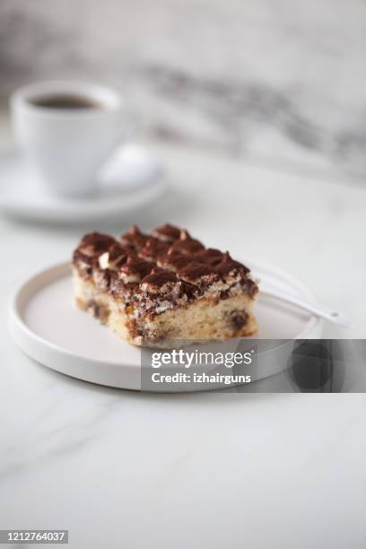 tiramisù con caffè su sfondo marmo bianco - tiramisù foto e immagini stock