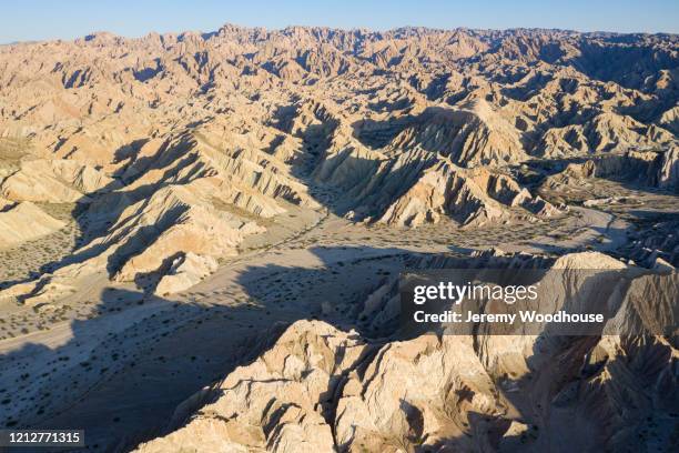 eroded landscape along the valles de calchaquí - província de la pampa - fotografias e filmes do acervo