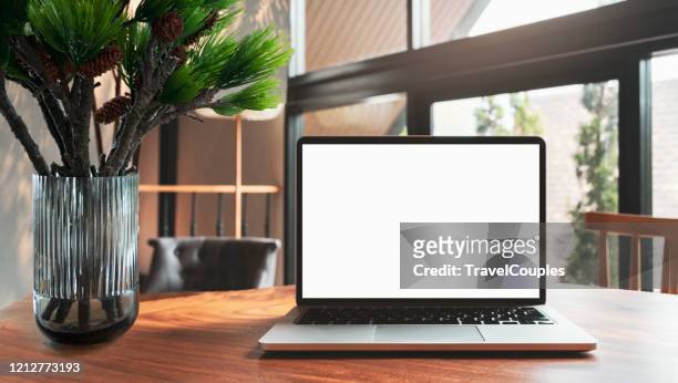 laptop computer blank screen on table in cafe background. laptop with blank screen on table of coffee shop blur background. - laptop imagens e fotografias de stock