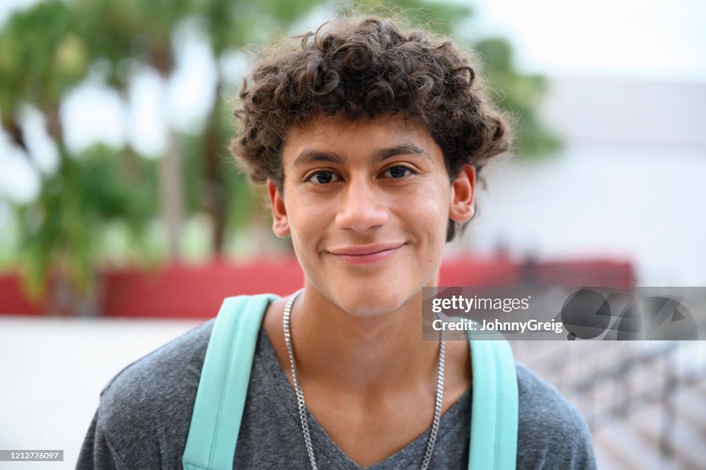 Porträt eines zufriedenen männlichen hispanischen Teenagers
