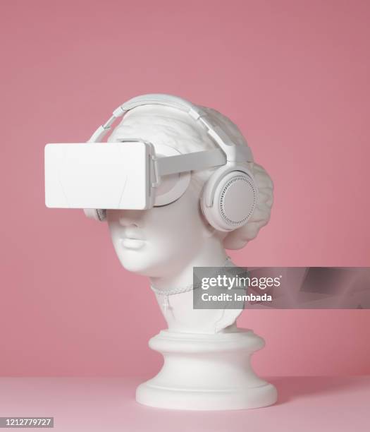 griechische göttin trägt kopfhörer und vr-headset - bust sculpture stock-fotos und bilder