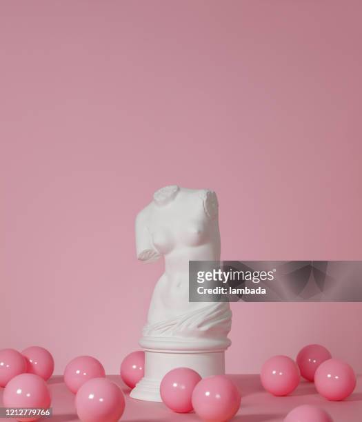 busto in gesso di venere su sfondo rosa - statuetta foto e immagini stock
