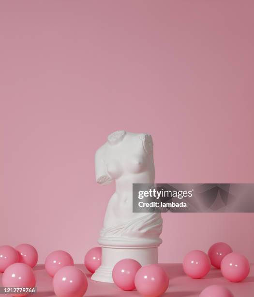 busto in gesso di venere su sfondo rosa - statuetta foto e immagini stock