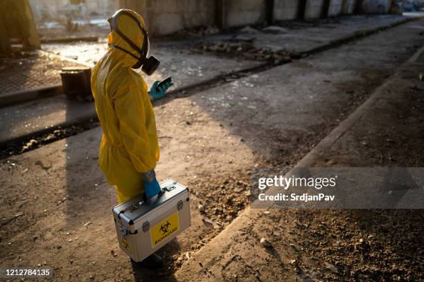 stralingsintensiteit onderzoeken - biologisch-wapen stockfoto's en -beelden