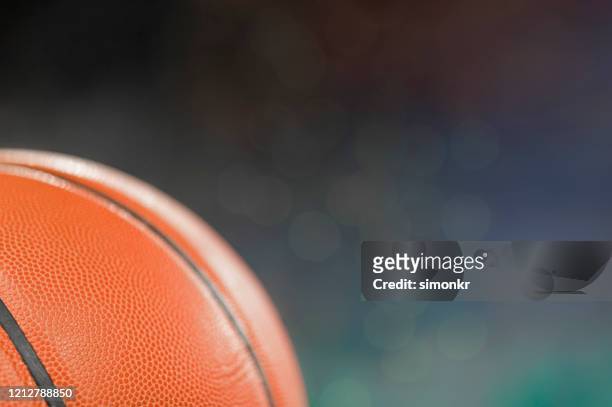 nahaufnahme des basketballs - basketball close up stock-fotos und bilder