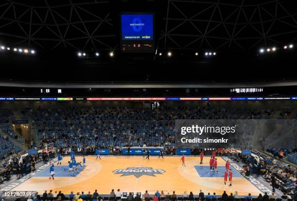 de speler die van het basketbal zich in stadion bevindt - basketball stadium stockfoto's en -beelden