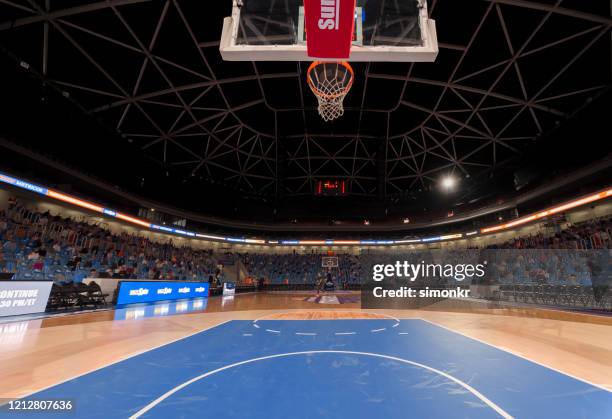 vista del campo da basket - basket foto e immagini stock