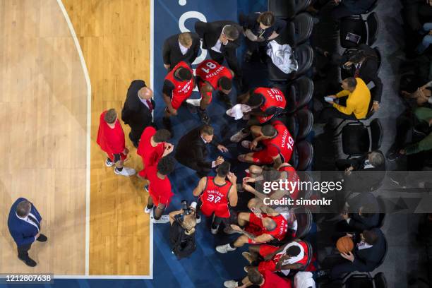 coach giving instructions to basketball team - basketball team work stock pictures, royalty-free photos & images