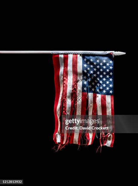 torn american flag - délabré photos et images de collection
