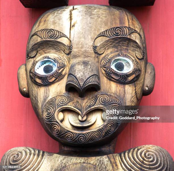 new zealand: arataki visitors centre - maori carving stock pictures, royalty-free photos & images