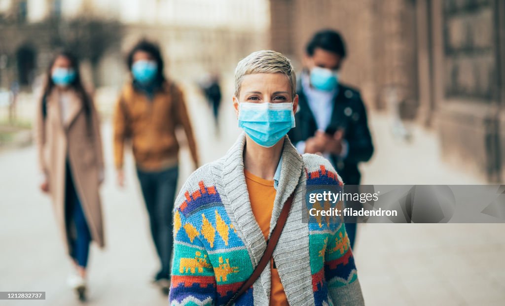 Mujer con máscara protectora facial