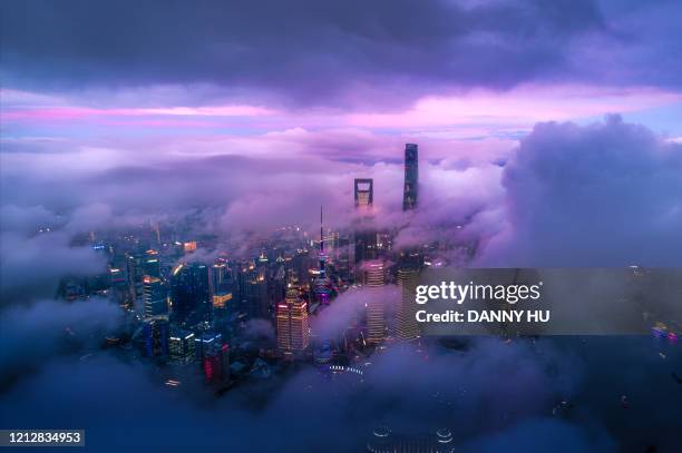 shanghai cityscape - shanghai business stockfoto's en -beelden