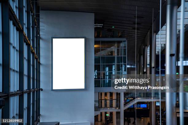 mock up banner media light box with people public building - airport indoor stockfoto's en -beelden