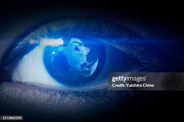 earth reflected to eye - iris auge stock-fotos und bilder