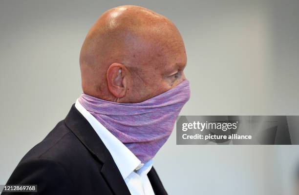 May 2020, Thuringia, Erfurt: Thomas Kemmerich , former Minister President of Thuringia, pulled a cloth over his mouth and nose in the park hall of...