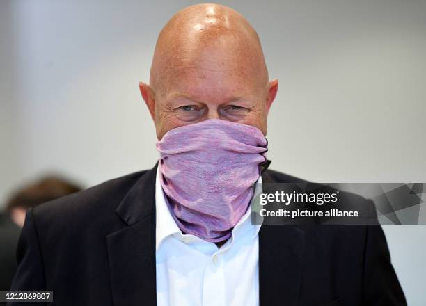 May 2020, Thuringia, Erfurt: Thomas Kemmerich , former Minister President of Thuringia, pulled a cloth over his mouth and nose in the park hall of...