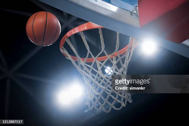 basketball reicht bis zum reifen - basket ball stock-fotos und bilder