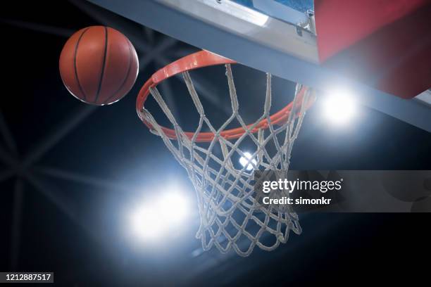 het bereiken van het basketbal aan hoop - basketball net stockfoto's en -beelden