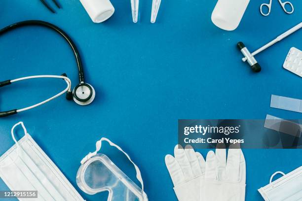 medical items concept frame - material sanitario fotografías e imágenes de stock