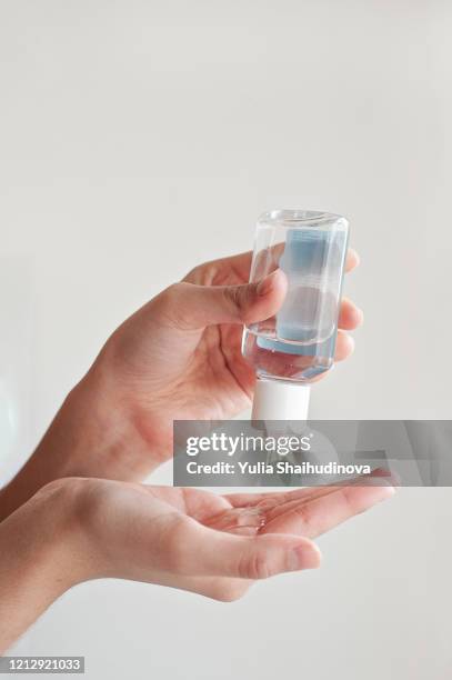 coronavirus prevention. use sanitiser on your hands - hand sanitiser - fotografias e filmes do acervo