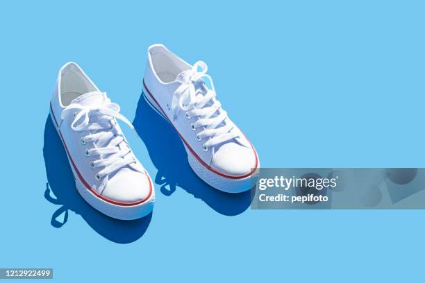 sneakers - white shoes stockfoto's en -beelden