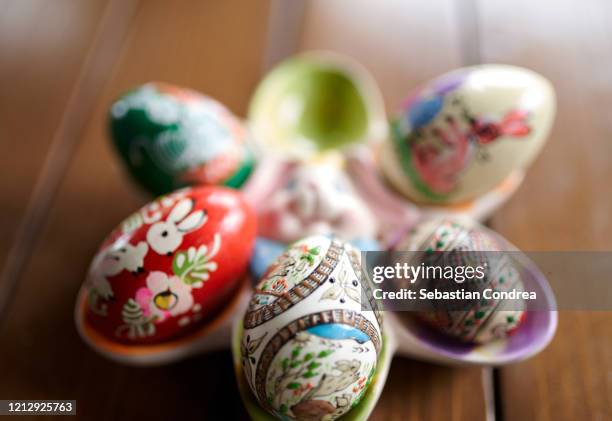 traditional romanian hand painted easter eggs, easter event in romania. - oosters orthodoxe kerk stockfoto's en -beelden