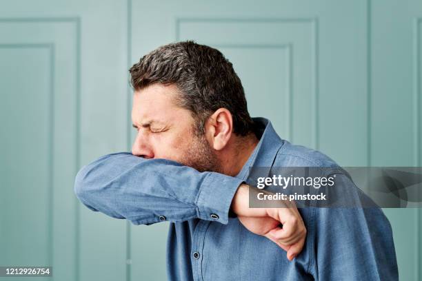 homme de 30-39 ans utilisant le masque chirurgical. - tousser photos et images de collection