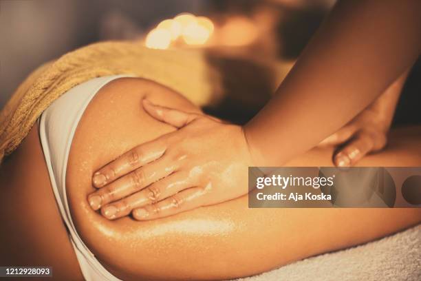 massaggio anti cellulite. - cellulite foto e immagini stock