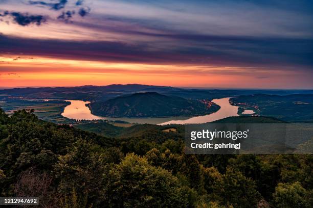 sunset image of the beautiful danube river curve, pest county, hungary - visegrad hungary stock pictures, royalty-free photos & images