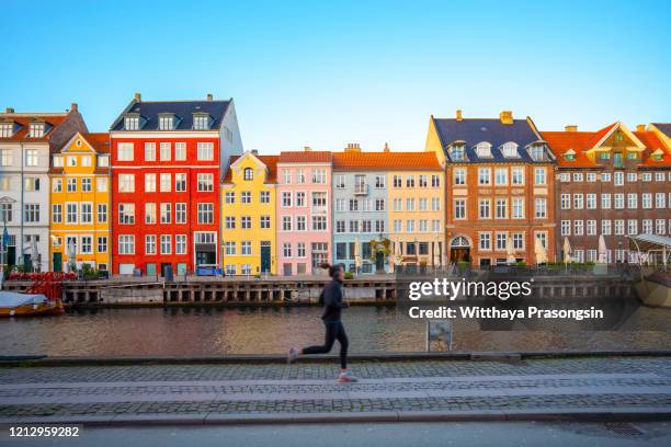 colorful traditional houses in copenhagen old town - oresund region 個照片及圖片檔