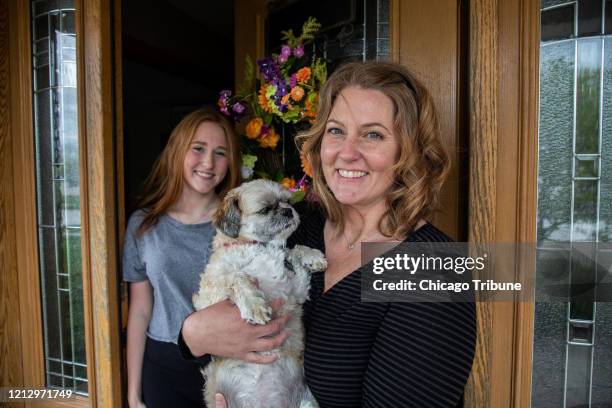 Caroline Hanna con su hija Jillian, de 16 años, y su perro Benny en su casa en Mokena, Illinois, el 8 de mayo de 2020. Hanna y su hija intentaron...