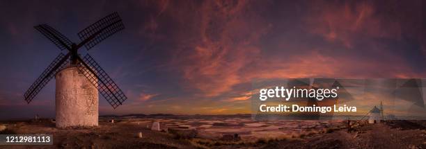 windmills at sunset in castilla la mancha, spain - la mancha 個照片及圖片檔